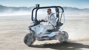 ب ام و ویژن CE؛ اسکوتری که کلاه ایمنی نمی‌خواهد